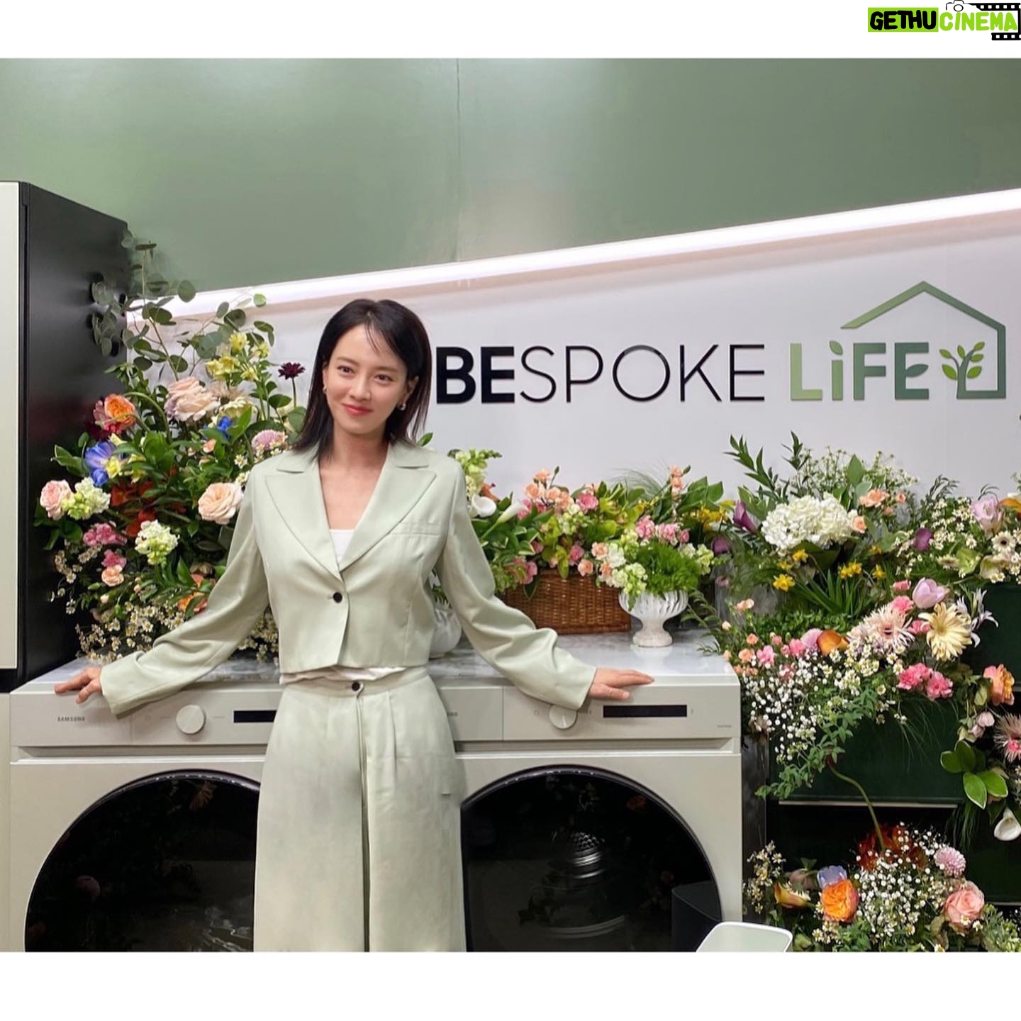 Song Ji-hyo Instagram - 삼성 비스포크 라이프에 다녀왔습니다아💚
가전제품을 잘 선택하는 것만으로도
지구환경에 도움을 보탤 수 있고..👍🏻👍🏻
똑똑해진 AI가전들이 나한테 맞춰서 알아서 척척‼️
에너지도 절약해주고👍🏻
즐겁고 의미있는 시간을 보내고 왔어요💚💚
#비스포크라이프 #BESPOKELIFE #삼성비스포크 #가전을나답게 #EverydaySustainability #AD