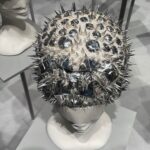 Nana Komatsu Instagram - KAMO HEAD 加茂克也展 
KATSUYA  KAMO WORKS 1996-2020

加茂さんワールド炸裂💥
お仕事できたこと、出会えたこと、お話したこと全てが大事な時間でした。

独創的で唯一無二の存在。
ふとこんな事を思い出した。
映画祭授賞式のとき加茂さんが自分のバッグのチェーンを外して頭に付けてヘアーをつくったとき度肝を抜かれた。瞬発的で想像を遥かに超えて来る発想力と柔軟性。バシッと一発目から飛ばして来る感じ。さすが加茂さん。
んー、今日じゃないね、って
自分で言いつつもまた最初に戻して、違うヘアーへ。
シンプルなんだけど、エッジの効いた絶妙なヘアーに仕上げてくれました。

懐かしいな〜
加茂さんを感じられた素敵な空間🌹
皆さんにも是非
自分の目で観て欲しいです。　

場所: 表参道ヒルズ　本館B3F
日付: 3/21〜4/2まで
🎫　入場無料