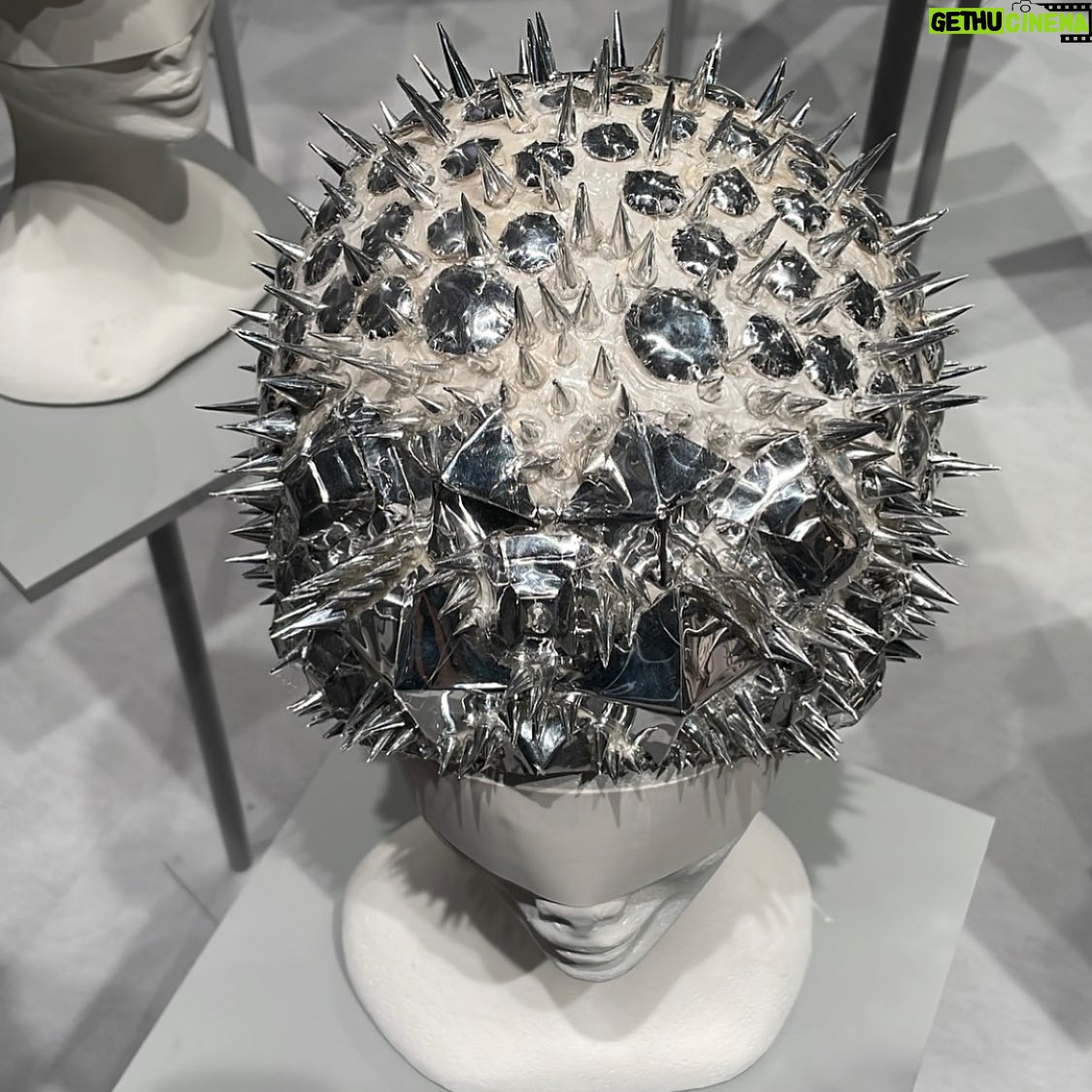Nana Komatsu Instagram - KAMO HEAD 加茂克也展
KATSUYA KAMO WORKS 1996-2020
加茂さんワールド炸裂💥
お仕事できたこと、出会えたこと、お話したこと全てが大事な時間でした。
独創的で唯一無二の存在。
ふとこんな事を思い出した。
映画祭授賞式のとき加茂さんが自分のバッグのチェーンを外して頭に付けてヘアーをつくったとき度肝を抜かれた。瞬発的で想像を遥かに超えて来る発想力と柔軟性。バシッと一発目から飛ばして来る感じ。さすが加茂さん。
んー、今日じゃないね、って
自分で言いつつもまた最初に戻して、違うヘアーへ。
シンプルなんだけど、エッジの効いた絶妙なヘアーに仕上げてくれました。
懐かしいな〜
加茂さんを感じられた素敵な空間🌹
皆さんにも是非
自分の目で観て欲しいです。
場所: 表参道ヒルズ 本館B3F
日付: 3/21〜4/2まで
🎫 入場無料
