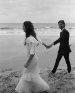 Bonnie Wright Instagram - Harry Potter actress Bonnie Wright's wedding was a celebration of love, community, and sustainability. 🌍💐

"It was important to reflect our love for the environment and use sustainable materials instead of any single-use packaging, lean into our creativity and make things ourselves, and source everything as locally and seasonally as possible," @thisisbwright shared with Brides. 

See all the details from their magical wedding at a California farm at the link in bio.

📷: @st.chelle
📋: @__abbyandcaroline
💐: @pigsty
👗: @happyisles_salon
💍: @wrightandteague