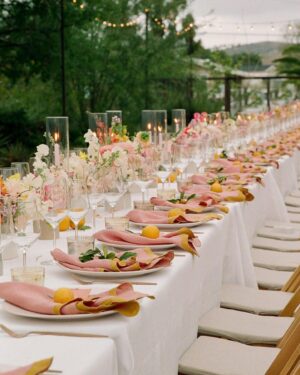 Bonnie Wright Instagram - Harry Potter actress Bonnie Wright's wedding was a celebration of love, community, and sustainability. 🌍💐

"It was important to reflect our love for the environment and use sustainable materials instead of any single-use packaging, lean into our creativity and make things ourselves, and source everything as locally and seasonally as possible," @thisisbwright shared with Brides. 

See all the details from their magical wedding at a California farm at the link in bio.

📷: @st.chelle
📋: @__abbyandcaroline
💐: @pigsty
👗: @happyisles_salon
💍: @wrightandteague