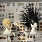 Nana Komatsu Instagram - KAMO HEAD 加茂克也展 
KATSUYA  KAMO WORKS 1996-2020

加茂さんワールド炸裂💥
お仕事できたこと、出会えたこと、お話したこと全てが大事な時間でした。

独創的で唯一無二の存在。
ふとこんな事を思い出した。
映画祭授賞式のとき加茂さんが自分のバッグのチェーンを外して頭に付けてヘアーをつくったとき度肝を抜かれた。瞬発的で想像を遥かに超えて来る発想力と柔軟性。バシッと一発目から飛ばして来る感じ。さすが加茂さん。
んー、今日じゃないね、って
自分で言いつつもまた最初に戻して、違うヘアーへ。
シンプルなんだけど、エッジの効いた絶妙なヘアーに仕上げてくれました。

懐かしいな〜
加茂さんを感じられた素敵な空間🌹
皆さんにも是非
自分の目で観て欲しいです。　

場所: 表参道ヒルズ　本館B3F
日付: 3/21〜4/2まで
🎫　入場無料