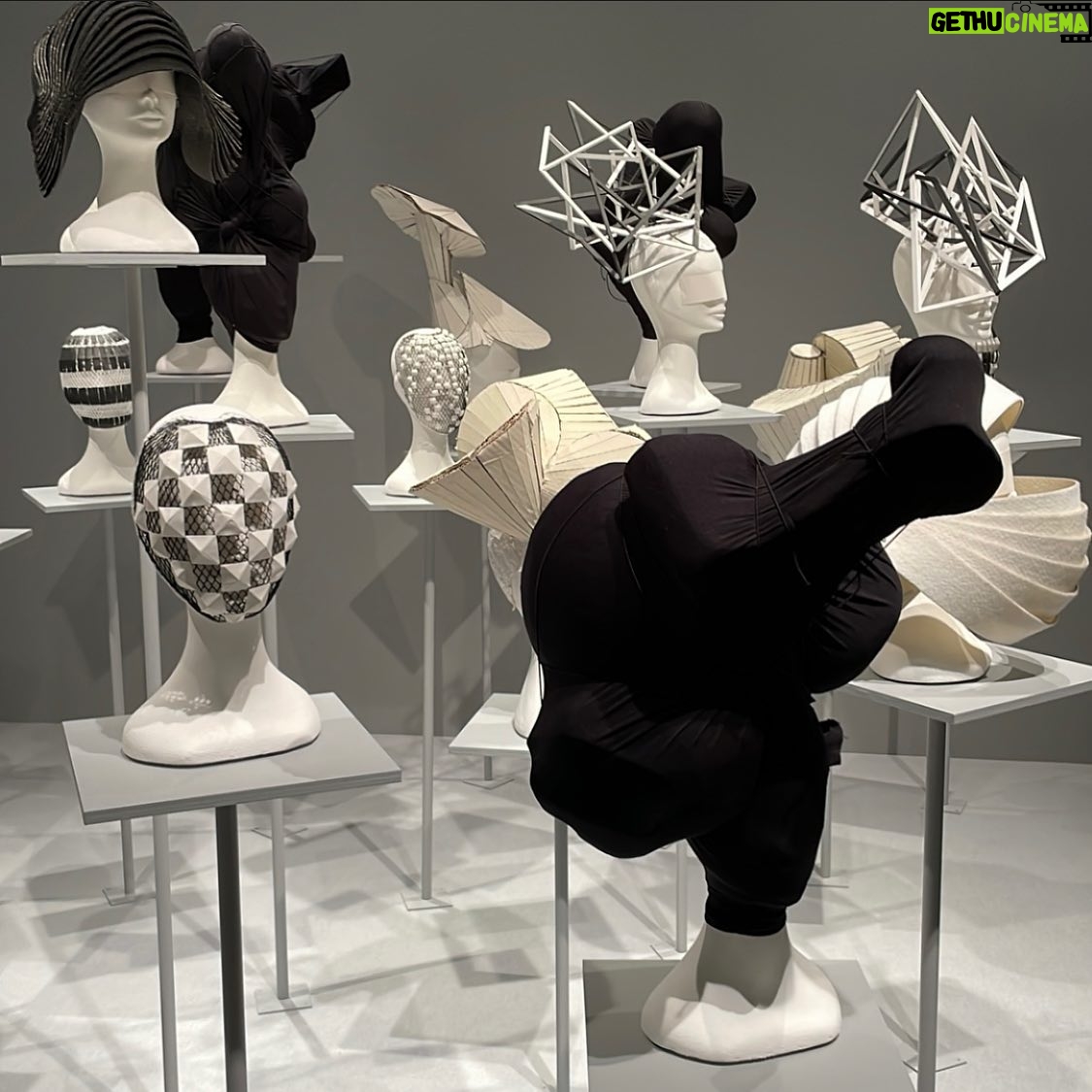 Nana Komatsu Instagram - KAMO HEAD 加茂克也展
KATSUYA KAMO WORKS 1996-2020
加茂さんワールド炸裂💥
お仕事できたこと、出会えたこと、お話したこと全てが大事な時間でした。
独創的で唯一無二の存在。
ふとこんな事を思い出した。
映画祭授賞式のとき加茂さんが自分のバッグのチェーンを外して頭に付けてヘアーをつくったとき度肝を抜かれた。瞬発的で想像を遥かに超えて来る発想力と柔軟性。バシッと一発目から飛ばして来る感じ。さすが加茂さん。
んー、今日じゃないね、って
自分で言いつつもまた最初に戻して、違うヘアーへ。
シンプルなんだけど、エッジの効いた絶妙なヘアーに仕上げてくれました。
懐かしいな〜
加茂さんを感じられた素敵な空間🌹
皆さんにも是非
自分の目で観て欲しいです。
場所: 表参道ヒルズ 本館B3F
日付: 3/21〜4/2まで
🎫 入場無料