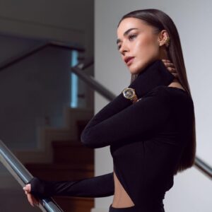 Bensu Soral Instagram - Versace Medusa Infinite…
Büyüleyici, görkemli ve göz alıcı… ✨ 
@versace #versacewatches @saatvesaat #işbirliği

@oguzerel & @selen_karabulut & @armanyildirim 🌹
