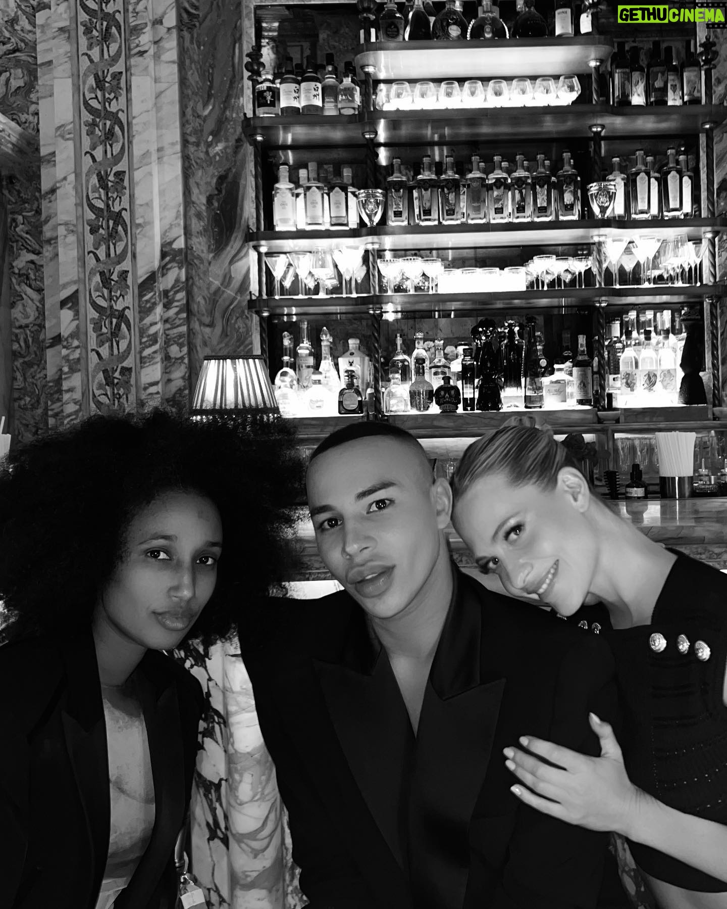Poppy Delevingne Instagram - When @olivier_rousteing comes to London, we playyy… 🖤 @balmain p.s. thank you for such a beautiful evening.
p.p.s. please don’t expect this white coat back ~ she grew legs in the middle of the night & ran away… 😚
#BalmainArmy #Ad