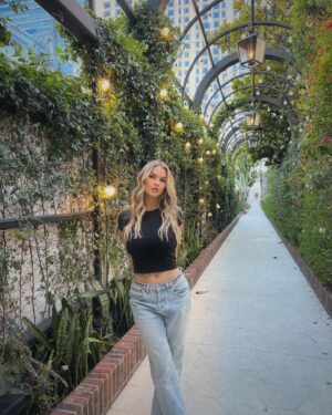 Kinsey Wolanski Instagram - Life lately with my people 🤎 
Fresh hair with my love @kacey_welch @thekaceywelchmethod
