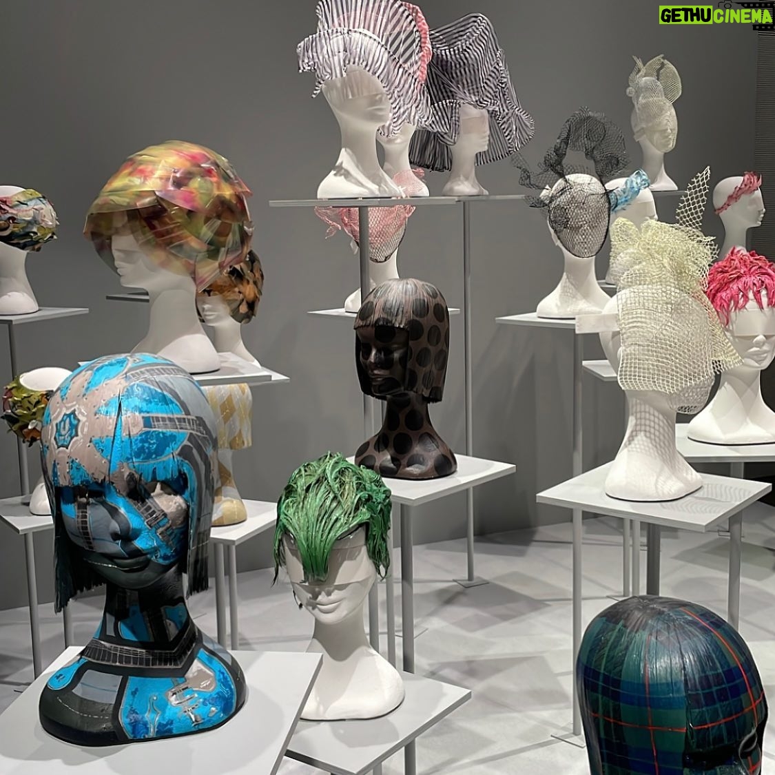 Nana Komatsu Instagram - KAMO HEAD 加茂克也展
KATSUYA KAMO WORKS 1996-2020
加茂さんワールド炸裂💥
お仕事できたこと、出会えたこと、お話したこと全てが大事な時間でした。
独創的で唯一無二の存在。
ふとこんな事を思い出した。
映画祭授賞式のとき加茂さんが自分のバッグのチェーンを外して頭に付けてヘアーをつくったとき度肝を抜かれた。瞬発的で想像を遥かに超えて来る発想力と柔軟性。バシッと一発目から飛ばして来る感じ。さすが加茂さん。
んー、今日じゃないね、って
自分で言いつつもまた最初に戻して、違うヘアーへ。
シンプルなんだけど、エッジの効いた絶妙なヘアーに仕上げてくれました。
懐かしいな〜
加茂さんを感じられた素敵な空間🌹
皆さんにも是非
自分の目で観て欲しいです。
場所: 表参道ヒルズ 本館B3F
日付: 3/21〜4/2まで
🎫 入場無料