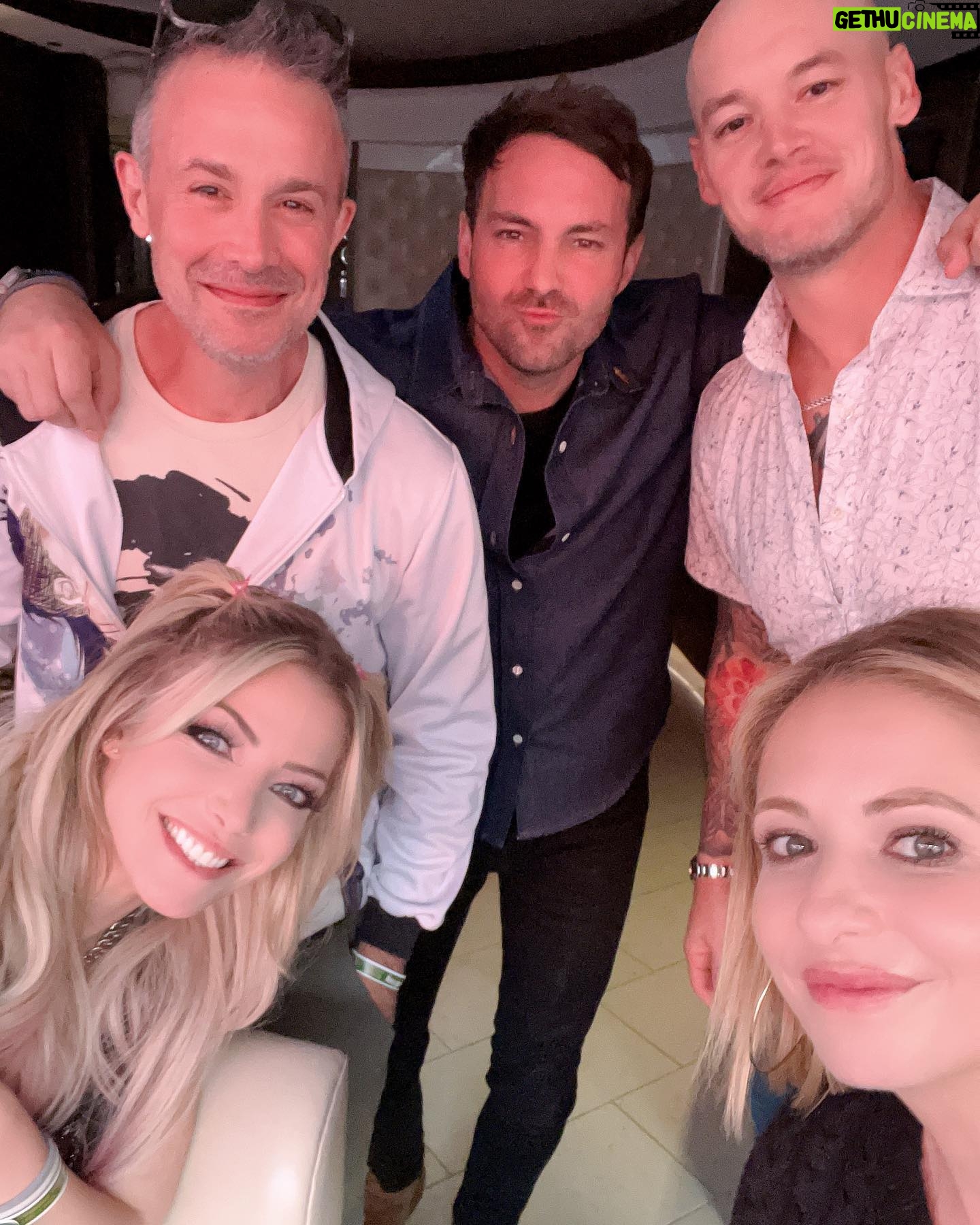 Sarah Michelle Gellar Instagram - Babies first #wrestlemania (thank you @sofi)