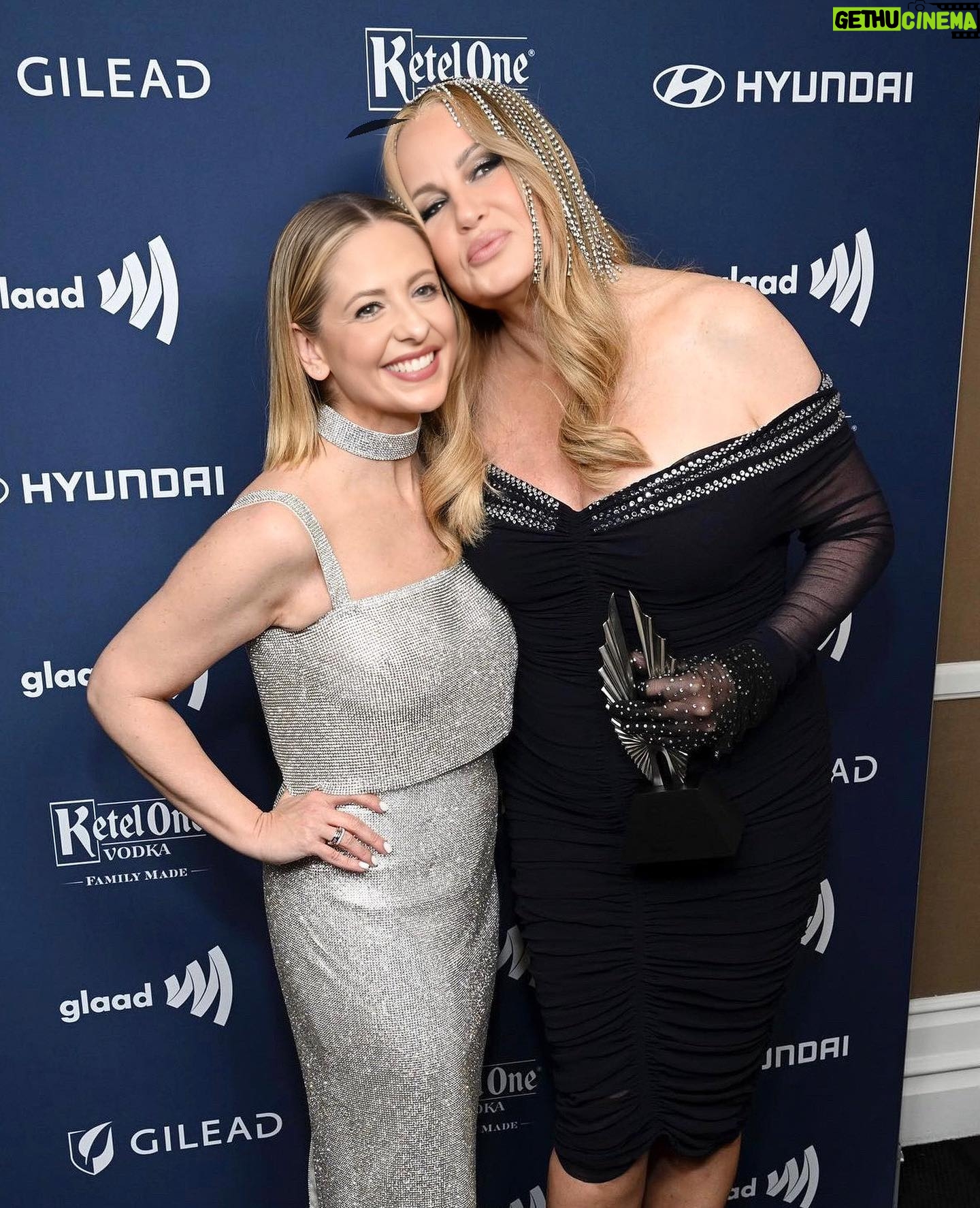 Sarah Michelle Gellar Instagram - Last night with the legendary queen @jennifercoolidge at the @glaad media awards. We have so much in common…. We both love soup