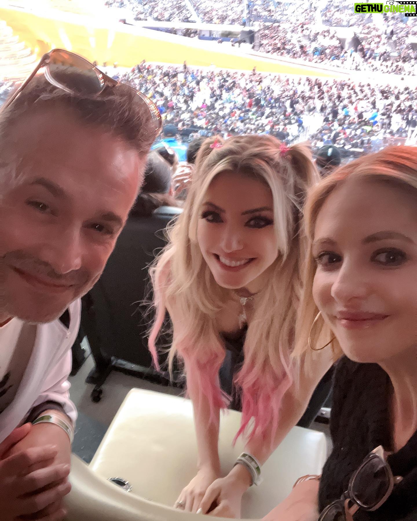Sarah Michelle Gellar Instagram - Babies first #wrestlemania (thank you @sofi)