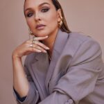 Camilla Luddington Instagram - PALEYfest 

📸 @sarahkrickphotography 
Styling- @nataliehoseltonstyle 
Makeup- @adamburrell 
Hair- @justinemarjan 

Suit- @Aknvas 
Shoes- @SarahFlint_nyc
Earrings- @cuyana
@_JennyBird
Bracelets- Misho_designs
Rings: @nancynewberg
@nadrijewelry