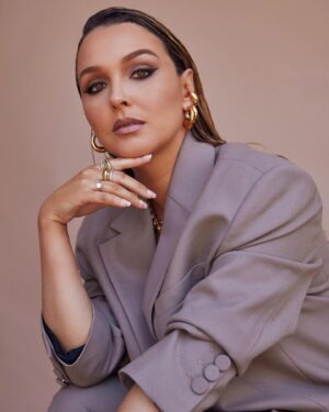 Camilla Luddington Instagram - PALEYfest 

📸 @sarahkrickphotography 
Styling- @nataliehoseltonstyle 
Makeup- @adamburrell 
Hair- @justinemarjan 

Suit- @Aknvas 
Shoes- @SarahFlint_nyc
Earrings- @cuyana
@_JennyBird
Bracelets- Misho_designs
Rings: @nancynewberg
@nadrijewelry