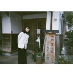 Minami Hamabe Instagram - こんばんは🐆
あっという間に春が来て4月が始まりましたね
数々のお別れを越え
新たなスタートが賑わう4月🐆
といえば。

連続テレビ小説『らんまん』
明日4月3日(月)からいよいよ始まります!🐆🐆🐆🐆 
日本の植物学者・牧野富太郎博士をモデルに、神木隆之介さんが草花をこよなく愛する主人公（万太郎）を演じられる、愛がいっぱい詰まった物語です🐆

初週は万太郎さんが子供の頃のお話です🐆
『約束のネバーランド』でフィルとしてご一緒した森優理斗くんが元気いっぱい愛らしさいっぱいで演じていて、心をあっという間に鷲掴みされてしまいました🐆

心を晴れやかに明るく照らしてくれるドラマになっているなと思い、私も「らんまん」と共にこれから迎える朝が楽しみです🐆
明日から皆さんとおはようしたいですね🐆

写真はロケ撮影で出会ったピンクの椿🐆
神木さんと撮らせていただいた写真はまだ現像に至っておらず…第2週以降にあげますね🐆

では！明日はちゃんと起きなきゃだから!おやすみなさい!!