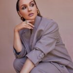 Camilla Luddington Instagram - PALEYfest 

📸 @sarahkrickphotography 
Styling- @nataliehoseltonstyle 
Makeup- @adamburrell 
Hair- @justinemarjan 

Suit- @Aknvas 
Shoes- @SarahFlint_nyc
Earrings- @cuyana
@_JennyBird
Bracelets- Misho_designs
Rings: @nancynewberg
@nadrijewelry