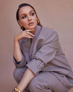 Camilla Luddington Instagram - PALEYfest 

📸 @sarahkrickphotography 
Styling- @nataliehoseltonstyle 
Makeup- @adamburrell 
Hair- @justinemarjan 

Suit- @Aknvas 
Shoes- @SarahFlint_nyc
Earrings- @cuyana
@_JennyBird
Bracelets- Misho_designs
Rings: @nancynewberg
@nadrijewelry