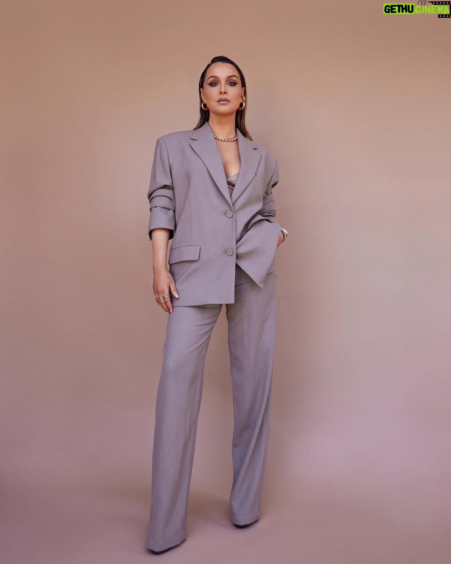 Camilla Luddington Instagram - Suited up for PALEYfest
Credits-
📸 @sarahkrickphotography
Styling- @nataliehoseltonstyle
Makeup- @adamburrell
Hair- @justinemarjan
Suit- @Aknvas
Shoes- @SarahFlint_nyc
Earrings- @cuyana
@_JennyBird
Bracelets- Misho_designs
Rings: @nancynewberg
@nadrijewelry