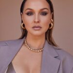 Camilla Luddington Instagram - PALEYfest 

📸 @sarahkrickphotography 
Styling- @nataliehoseltonstyle 
Makeup- @adamburrell 
Hair- @justinemarjan 

Suit- @Aknvas 
Shoes- @SarahFlint_nyc
Earrings- @cuyana
@_JennyBird
Bracelets- Misho_designs
Rings: @nancynewberg
@nadrijewelry