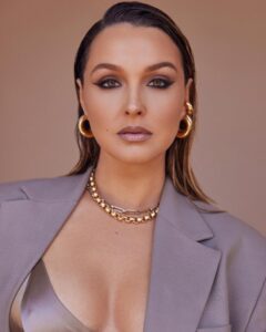 Camilla Luddington Instagram - PALEYfest 

📸 @sarahkrickphotography 
Styling- @nataliehoseltonstyle 
Makeup- @adamburrell 
Hair- @justinemarjan 

Suit- @Aknvas 
Shoes- @SarahFlint_nyc
Earrings- @cuyana
@_JennyBird
Bracelets- Misho_designs
Rings: @nancynewberg
@nadrijewelry