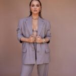 Camilla Luddington Instagram - Suited up for PALEYfest 
Credits-
📸 @sarahkrickphotography 
Styling- @nataliehoseltonstyle 
Makeup- @adamburrell 
Hair- @justinemarjan 

Suit- @Aknvas 
Shoes- @SarahFlint_nyc
Earrings- @cuyana
@_JennyBird
Bracelets- Misho_designs
Rings: @nancynewberg
@nadrijewelry