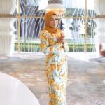 Erra Fazira Instagram – Syawal dah semakin menghampiri.. uol masih pening nak pakai apa di pagi raya ni? Dengan harga yang berpatutan dari @nadzrimorshidi .. sebulan nak pi beraya dengan baju baru pun tak ada masalah .. 😁 
Terima kasih @nadzrimorshidi untuk baju kurung modern princess cutting ni! Baju kurung ni ramai sangat yang suka ❤️ Cantik and best sangat bila pakai sebab material sangat-sangat sejuk dan selesa. Memang cantik terletak lah dengan jahitannya yang kemas. Dan, dengar cerita semua corak yang Erra pakai banyak yang dah sold out so you alls yang berkenan tu kena cepat cepat follow ig  @nadzrimorshidi

@nadzrimorshidi
@nadzrimorshidi
@nadzrimorshidi