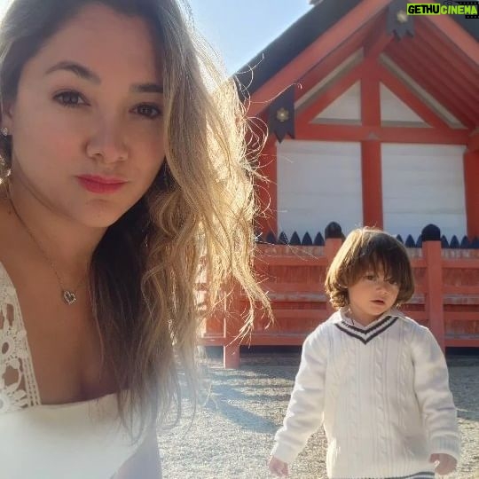 Sherlyn Instagram - Un viaje que me está cambiando la vida! Volver a Japón con el amor de mi vida me ha hecho entender tantas cosas, les cuento que yo vivía futureando y haciendo historias en mi cabeza, "y si nunca me embarazo" "de que va a servir todo lo que trabajo" "y si me muero" " y si me paso la vida en un foro filmando y al final se me pasan los años" así les podría contar millones que historias que nunca pasaron, pero que me generaban angistia y me quitaban energia, creo que todos tenemos Sueños, pasiones, dones y vocaciones distintas, todas las mías eran ser mamá! Ya no futureo disfruto cada segundo que tengo la bendición de compartir con @andrenuestrobebe y la vida se volvió más bonita y ligera.