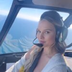 Kinsey Wolanski Instagram - My first time flying the Heli to Catalina island and wow look at this view 🥹🚁 @hermosahotel 

#helicopter #pilot #catalinaisland #hermosahotel #island