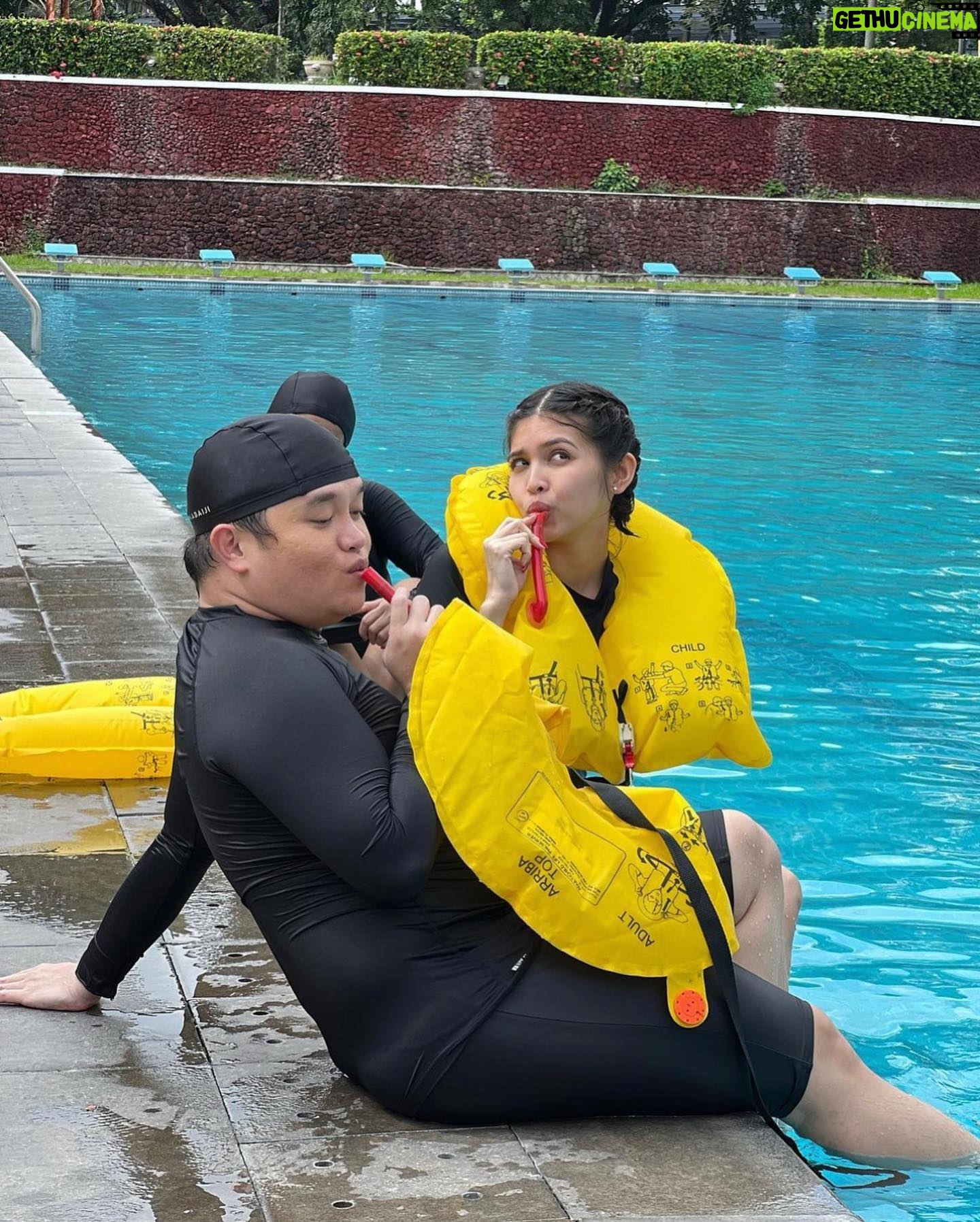 Maine Mendoza Instagram - The path I was supposed to take 8 years ago. My teenage self would be so happy. π
Flight attendant training/crash course for #MaineGoals Season 3 pilot week! Catch us on @tv5manila Gandang Mornings weekdays at 8:30am and weeknights at 8pm on BuKo Channel @feelgoodsabuko.
Canβt wait for you to see what we have in store this season. Exciting goals ahead! ππ»