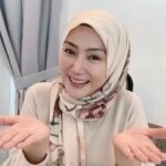 Erra Fazira Instagram – Raya tinggal 10 hari uolz!! 
Mesti kita nak  sentiasa segar, cantik n wangi especially di pagi hari raya.. 😊 .
Apa tunggu lagi, jom dapatkan sekarang sebelum abang posmen tinggal ! @faithfleurhq

@faithfleurhq .

@faithfleurhq.
.
# tudung Code DESA PERMAI by @heyrrahq