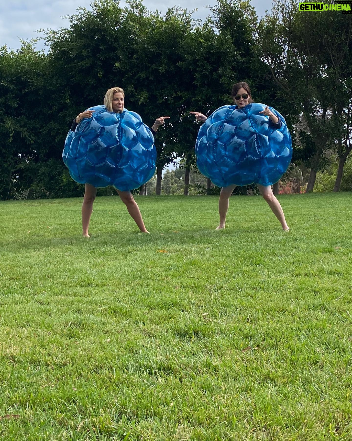 Sarah Michelle Gellar Instagram - It’s your birthday @theshando so in honor of you, here is a slideshow of some of more ridiculous stunts (swipe right) Any suggestions for new ones?