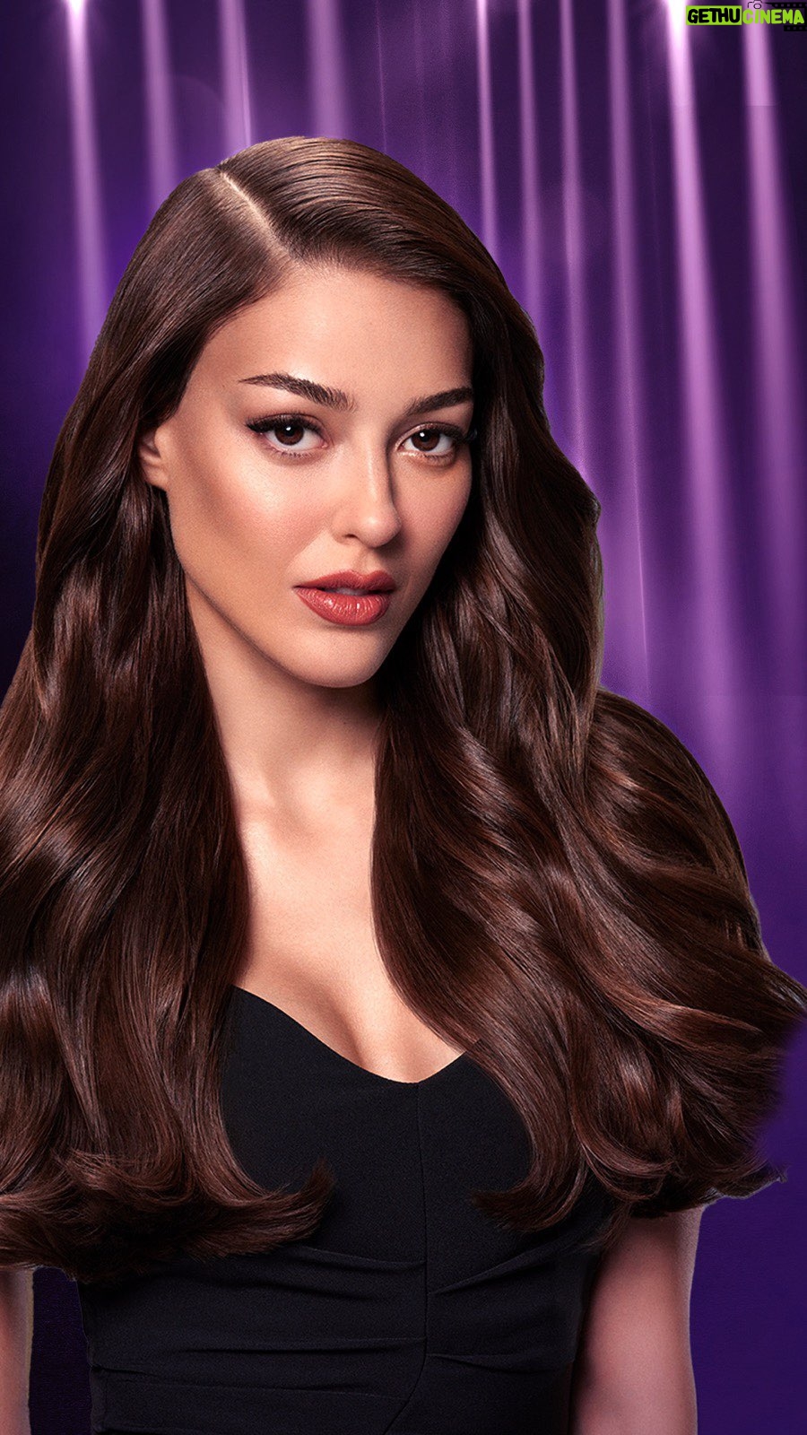 Dilan Çiçek Deniz Instagram - Clear ile heyecan verici bir yolculuk başlıyor!
Saç dökülmesine bakış açınızı kökten değiştirecek bir yenilik: Kadınlara özel yeni Scalpceuticals Serisi 😏 #DökülmeyiKöktenÇöz @clearturkiye
#işbirliği