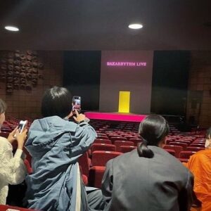 Asami Mizukawa Instagram - 4人でバカリさんのライブに行ったら、たまたまブラッシュアップライフの面々が偶然にも同じタイミングで来てて思いがけずうれしたのしの時間に…🫶🏻
ライブ最高でした👽
@bakarhythm 『fiction』