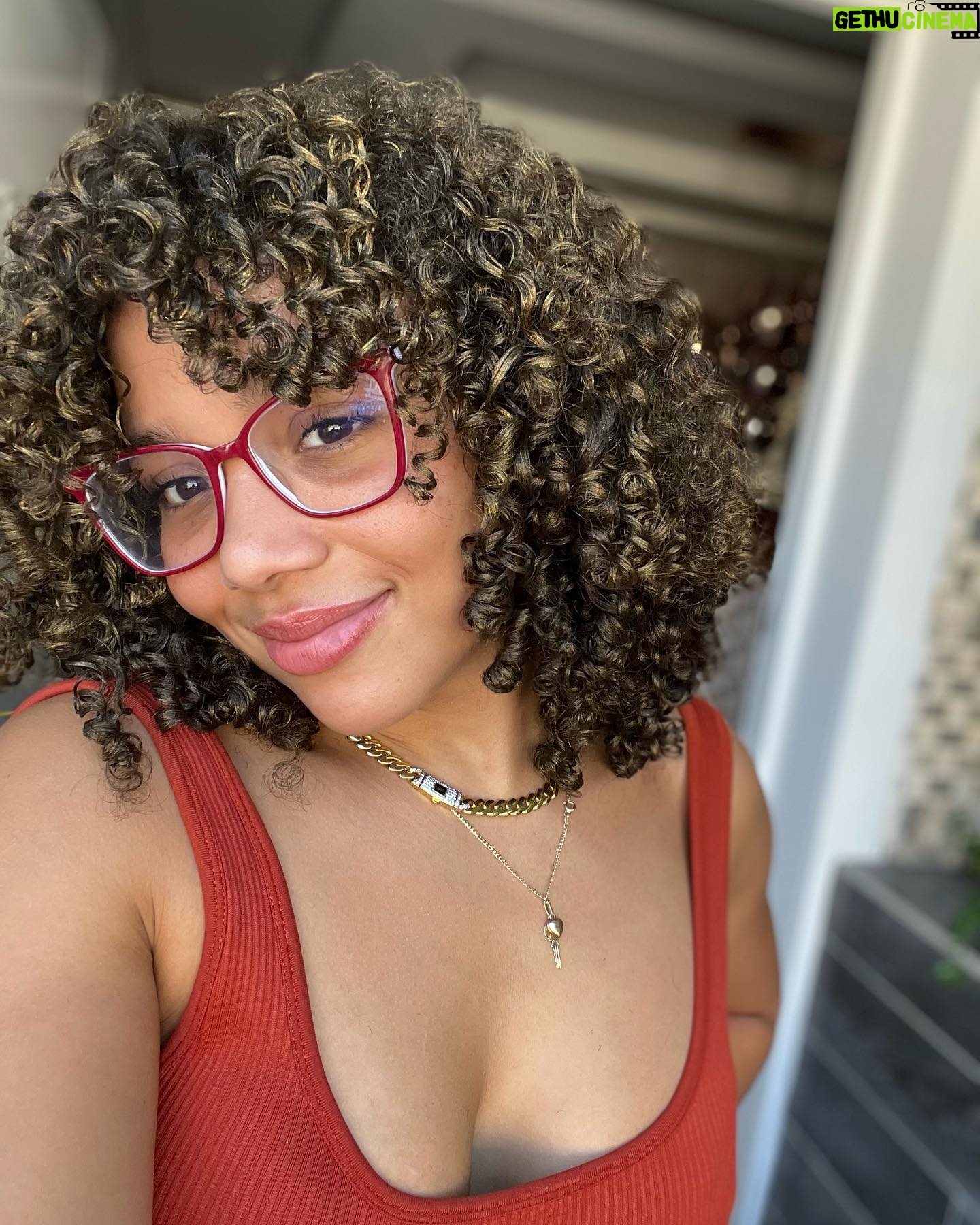 Chelsy García - 61.2K Likes - Llegué morena a @puroafrobeauty y salí rubia😍