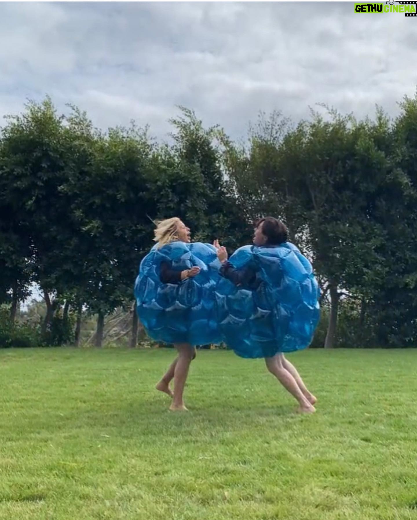 Sarah Michelle Gellar Instagram - It’s your birthday @theshando so in honor of you, here is a slideshow of some of more ridiculous stunts (swipe right) Any suggestions for new ones?