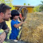 África Zavala Instagram - Visitando a mi papito en el set @leonperazapro  #tierradeesperanza @tierradeesperanzaof