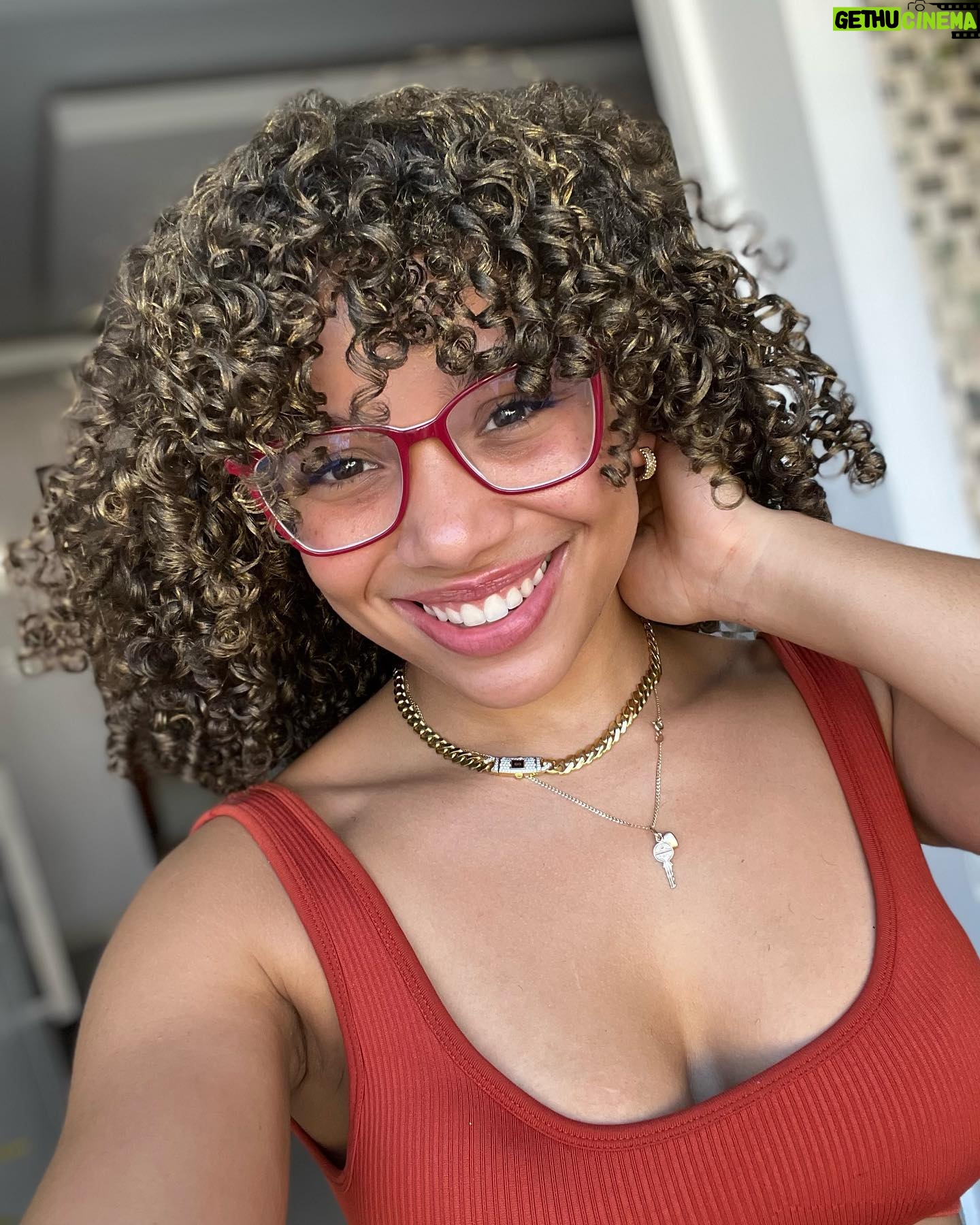 Chelsy García - 61.2K Likes - Llegué morena a @puroafrobeauty y salí rubia😍