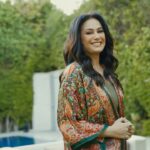 Hend Sabry Instagram - اختارى الكيمونو المفضل لديك
تسوقي الآن

Pick your favorite kimono! 
Shop now.

Credits:
Stylist: @khemissi_imen
Hair: @bliss_by_moustafa
Makeup: @mai_elbahey
Nails: @l.a_nails_egypt
Videographer: @ahmedehab16
Marketing & PR: @mad_solutions 

#secondchance