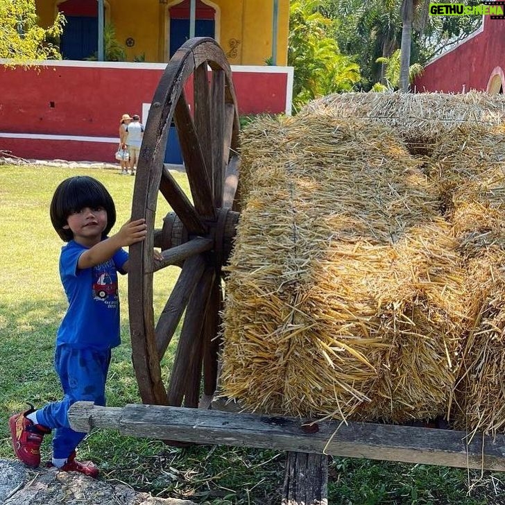 África Zavala Instagram - Visitando a mi papito en el set @leonperazapro #tierradeesperanza @tierradeesperanzaof