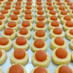 Erra Fazira Instagram - Tart Nanas!

Kuih tart nanas ni memang wajib ada setiap kali sambutan Aidilfitri!

Tanpa tart nanas emm.. rasanya tidak lengkap juadah kuih raya yang disediakan kepada tetamu yang bertandang ke rumah.

Ditambah pula dengan jus nanas yang menyegarkan serta karipap daging nanas yang 'melting'.. rasanya memang ramai yang melekat kat rumah kita nanti!

Sebelah petang pula kita buat sapuan jem nanas dan mentega ke atas roti..nikmatinya bersama hirupan kopi o panas kaw...fuhh..

Dah dapat idea untuk menu jamuan yang menceriakan dan memeriahkan hari raya anda?

@Lembaga Perindustrian Nanas Malaysia

#aidilfitri
#syawal
#raya2023
#lpnm
#nanaspower
