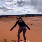 Kinsey Wolanski Instagram - Sand boarding in the Coral pink sand dunes 🤎