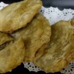 Erra Fazira Instagram – Tart Nanas!

Kuih tart nanas ni memang wajib ada setiap kali sambutan Aidilfitri!

Tanpa tart nanas emm.. rasanya tidak lengkap juadah kuih raya yang disediakan kepada tetamu yang bertandang ke rumah.

Ditambah pula dengan jus nanas yang menyegarkan serta karipap daging nanas yang ‘melting’.. rasanya memang ramai yang melekat kat rumah kita nanti!

Sebelah petang pula kita buat sapuan jem nanas dan mentega ke atas roti..nikmatinya bersama hirupan kopi o panas kaw…fuhh..

Dah dapat idea untuk menu jamuan yang menceriakan dan memeriahkan hari raya anda?

@Lembaga Perindustrian Nanas Malaysia

#aidilfitri
#syawal
#raya2023
#lpnm
#nanaspower