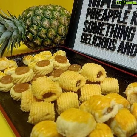 Erra Fazira Instagram - Tart Nanas!
Kuih tart nanas ni memang wajib ada setiap kali sambutan Aidilfitri!
Tanpa tart nanas emm.. rasanya tidak lengkap juadah kuih raya yang disediakan kepada tetamu yang bertandang ke rumah.
Ditambah pula dengan jus nanas yang menyegarkan serta karipap daging nanas yang 'melting'.. rasanya memang ramai yang melekat kat rumah kita nanti!
Sebelah petang pula kita buat sapuan jem nanas dan mentega ke atas roti..nikmatinya bersama hirupan kopi o panas kaw...fuhh..
Dah dapat idea untuk menu jamuan yang menceriakan dan memeriahkan hari raya anda?
@Lembaga Perindustrian Nanas Malaysia
#aidilfitri
#syawal
#raya2023
#lpnm
#nanaspower