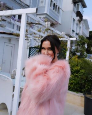 Şevval Sam Instagram - Taro’mun gözünden😍💕🌺
@taroemir @yasakelmafox #yasakelmaset 
#anneoğul #pink