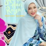 Erra Fazira Instagram – Assalammualaikum..
Tengah giat beraya ke tu..?? 😁
 
Selamat Hari Raya Aidilfitri buat semua.. 
Maaf Zahir Dan Batin.. 
Sambil menanti kepulangan anakanda.. Mom posing dulu sbb nak post di Instagram 🫣 Kalau lambat post, nanti family @bersamaerra tanya.. “napa tak pose gambar hari raya” 🤣 

Nanti anakanda dah sampai kami pose berdua pulak ya.. 😁 
.
Ok korangggg.. Enjoy ur raya 🥰😘