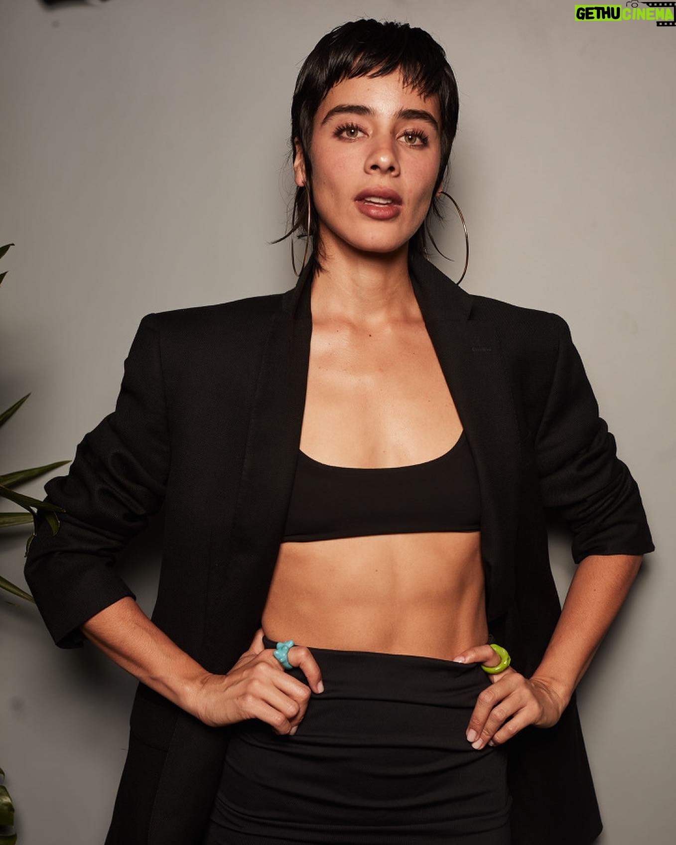Esmeralda Pimentel Instagram - Esa noche se queda en mi corazón como una prueba del poder de la amistad. 💕
Les ha pasado estar cumpliendo un sueño, tener la alegría mas sincera y la tristeza más profunda, at the same time?
Ese día fue así.
Pero mis amigas me sostuvieron, me acompañaron, me animaron, me hicieron reír, bailamos, cantamos, me recordaron que esa tristeza también pasaría, así como también aquel sueño, pronto sería un hermoso recuerdo.
Lo único permanente es el cambio, y con él la transformación.
Aprender a habitarnos en las alegrias pero también en las tristezas y los momentos dolorosos acompañadas de nuestra tribu, nos vuelve más resilientes, más empáticas.
Permitirnos ser sostenidas, confiar! ✨
Gracias @estachava y @robibertani por su amistad, por su ternura y su presencia.
Y gracias a las mujeres presentes en mi vida por ser mi ejército y mi refugio.
Soy infinitamente afortunada por las personas que acompañan mi camino y me dan el privilegio de acompañarles en el suyo.
@papowaisman 📸💕
@rafapontessss
@estachava