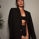 Esmeralda Pimentel Instagram – Esa noche se queda en mi corazón como una prueba del poder de la amistad. 💕

Les ha pasado estar cumpliendo un sueño, tener la alegría mas sincera y la tristeza más profunda, at the same time? 
Ese día fue así. 
Pero mis amigas me sostuvieron, me acompañaron, me animaron, me hicieron reír, bailamos, cantamos, me recordaron que esa tristeza también pasaría, así como también aquel sueño, pronto sería un hermoso recuerdo. 

Lo único permanente es el cambio, y con él la transformación. 
Aprender a habitarnos en las alegrias pero también en las tristezas y los momentos dolorosos acompañadas de nuestra tribu, nos vuelve más resilientes, más empáticas.
Permitirnos ser sostenidas, confiar! ✨

Gracias @estachava y @robibertani por su amistad, por su ternura y su presencia. 

Y gracias a las mujeres presentes en mi vida por ser mi ejército y mi refugio.

Soy infinitamente afortunada por las personas que acompañan mi camino y me dan el privilegio de acompañarles en el suyo.

@papowaisman 📸💕
@rafapontessss 
@estachava