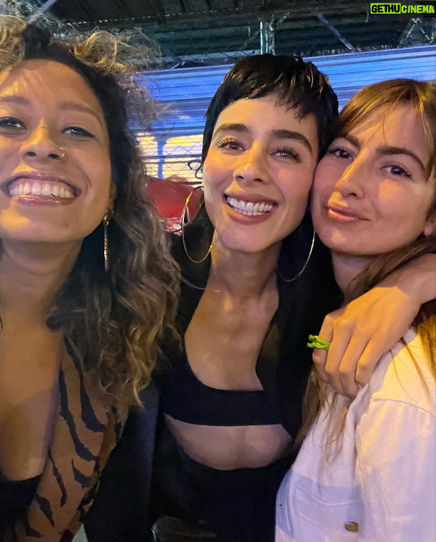 Esmeralda Pimentel Instagram - Esa noche se queda en mi corazón como una prueba del poder de la amistad. 💕
Les ha pasado estar cumpliendo un sueño, tener la alegría mas sincera y la tristeza más profunda, at the same time?
Ese día fue así.
Pero mis amigas me sostuvieron, me acompañaron, me animaron, me hicieron reír, bailamos, cantamos, me recordaron que esa tristeza también pasaría, así como también aquel sueño, pronto sería un hermoso recuerdo.
Lo único permanente es el cambio, y con él la transformación.
Aprender a habitarnos en las alegrias pero también en las tristezas y los momentos dolorosos acompañadas de nuestra tribu, nos vuelve más resilientes, más empáticas.
Permitirnos ser sostenidas, confiar! ✨
Gracias @estachava y @robibertani por su amistad, por su ternura y su presencia.
Y gracias a las mujeres presentes en mi vida por ser mi ejército y mi refugio.
Soy infinitamente afortunada por las personas que acompañan mi camino y me dan el privilegio de acompañarles en el suyo.
@papowaisman 📸💕
@rafapontessss
@estachava