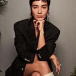 Esmeralda Pimentel Instagram - Esa noche se queda en mi corazón como una prueba del poder de la amistad. 💕

Les ha pasado estar cumpliendo un sueño, tener la alegría mas sincera y la tristeza más profunda, at the same time? 
Ese día fue así. 
Pero mis amigas me sostuvieron, me acompañaron, me animaron, me hicieron reír, bailamos, cantamos, me recordaron que esa tristeza también pasaría, así como también aquel sueño, pronto sería un hermoso recuerdo. 

Lo único permanente es el cambio, y con él la transformación. 
Aprender a habitarnos en las alegrias pero también en las tristezas y los momentos dolorosos acompañadas de nuestra tribu, nos vuelve más resilientes, más empáticas.
Permitirnos ser sostenidas, confiar! ✨

Gracias @estachava y @robibertani por su amistad, por su ternura y su presencia. 

Y gracias a las mujeres presentes en mi vida por ser mi ejército y mi refugio.

Soy infinitamente afortunada por las personas que acompañan mi camino y me dan el privilegio de acompañarles en el suyo.

@papowaisman 📸💕
@rafapontessss 
@estachava