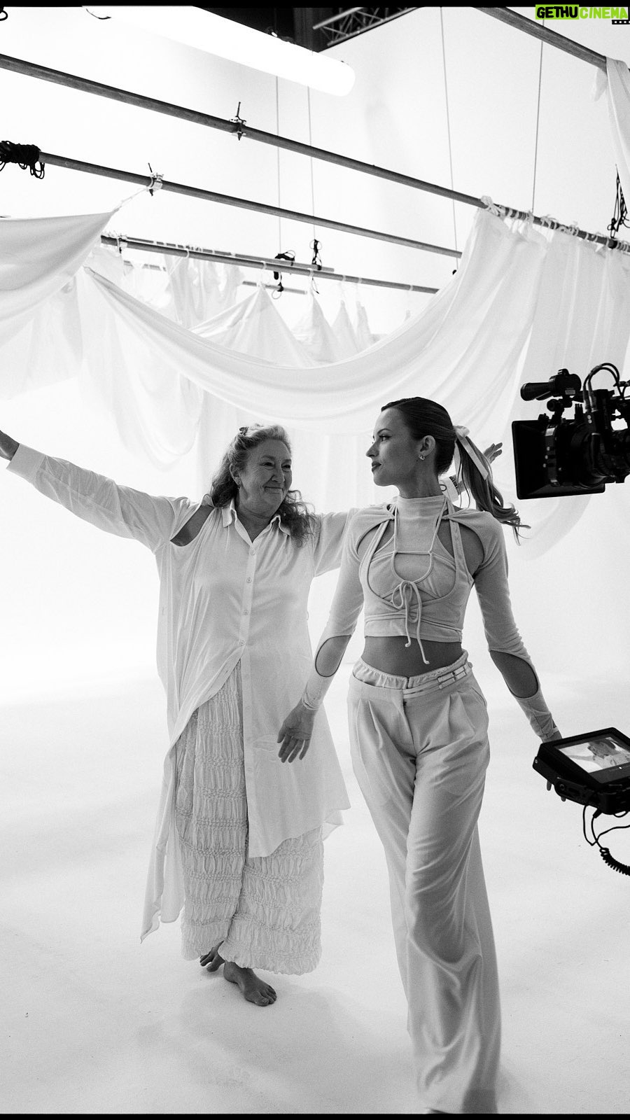 Angèle Instagram - Le making of du clip Le temps fera les choses sera disponible sur Youtube dès demain 18H ⏳Merci à @loicprigent de nous avoir si bien suivi pendant 48h <3 merci à tous.tes pour vos nombreux retours ❤️🩹 je suis super fière de ce clip et de nous @mehdikerkouche et @amyswansonsalmon ✨ (lien en story)