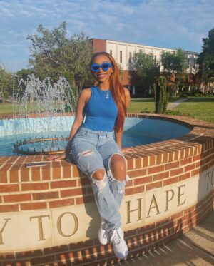 Zonnique Pullins Instagram - your favorites favorite!🌠
idk why I’ve been wearing blue everyday