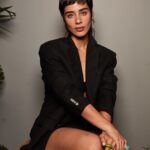Esmeralda Pimentel Instagram – Esa noche se queda en mi corazón como una prueba del poder de la amistad. 💕

Les ha pasado estar cumpliendo un sueño, tener la alegría mas sincera y la tristeza más profunda, at the same time? 
Ese día fue así. 
Pero mis amigas me sostuvieron, me acompañaron, me animaron, me hicieron reír, bailamos, cantamos, me recordaron que esa tristeza también pasaría, así como también aquel sueño, pronto sería un hermoso recuerdo. 

Lo único permanente es el cambio, y con él la transformación. 
Aprender a habitarnos en las alegrias pero también en las tristezas y los momentos dolorosos acompañadas de nuestra tribu, nos vuelve más resilientes, más empáticas.
Permitirnos ser sostenidas, confiar! ✨

Gracias @estachava y @robibertani por su amistad, por su ternura y su presencia. 

Y gracias a las mujeres presentes en mi vida por ser mi ejército y mi refugio.

Soy infinitamente afortunada por las personas que acompañan mi camino y me dan el privilegio de acompañarles en el suyo.

@papowaisman 📸💕
@rafapontessss 
@estachava